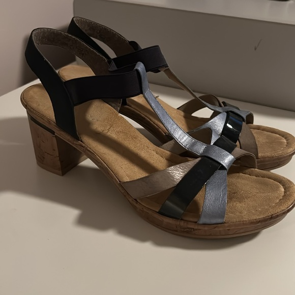 Women’s casual t-strap sandals. Size 40 or 8.5 - Picture 3 of 7